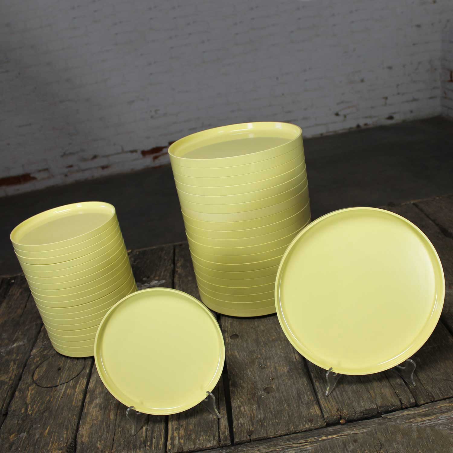 Massimo Vignelli for Heller Dinnerware 20 Large Plates and 20 Small Plates Light Yellow