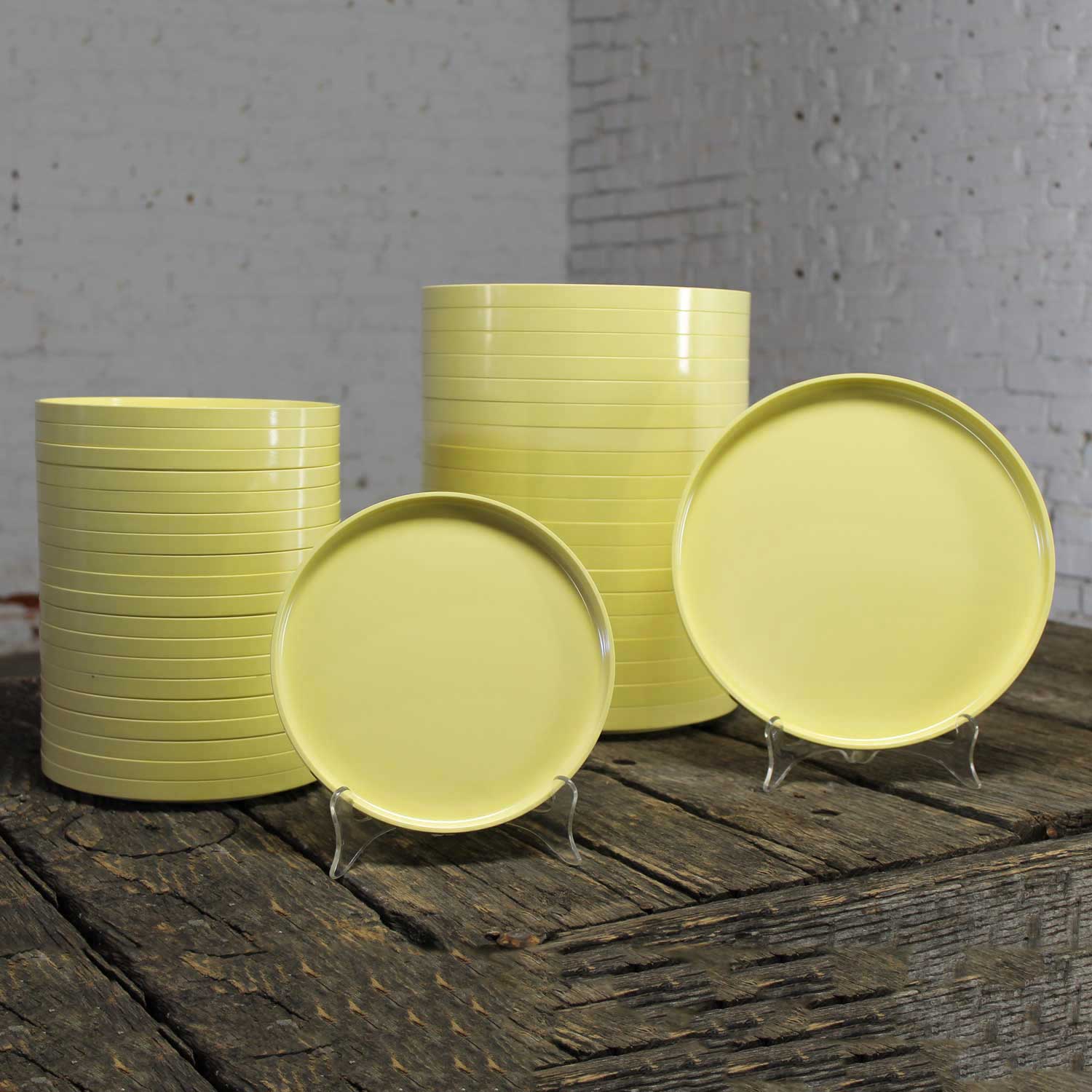 Massimo Vignelli for Heller Dinnerware 20 Large Plates and 20 Small Plates Light Yellow
