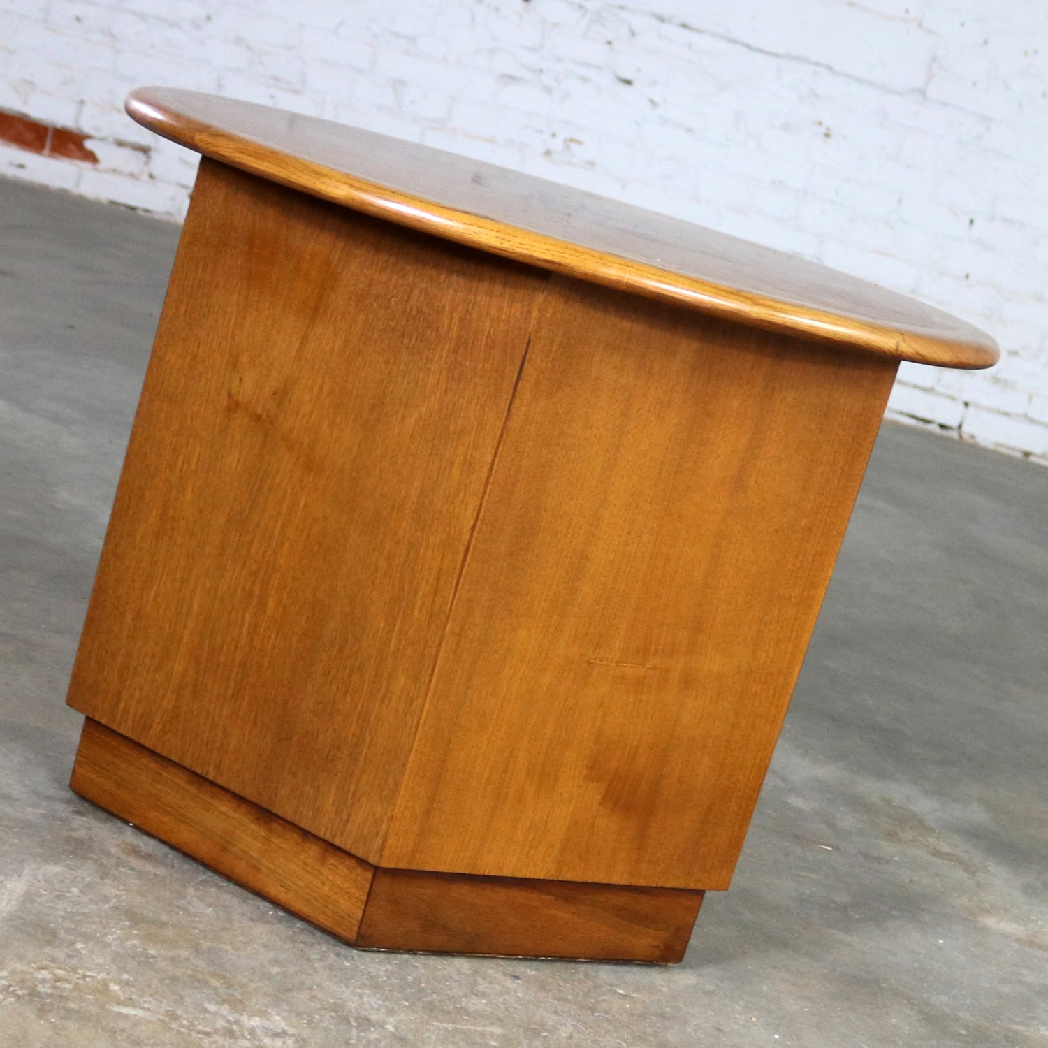 Lane Acclaim Dovetail End Table with Round Top and Hexagon Cabinet Base by Andre Bus