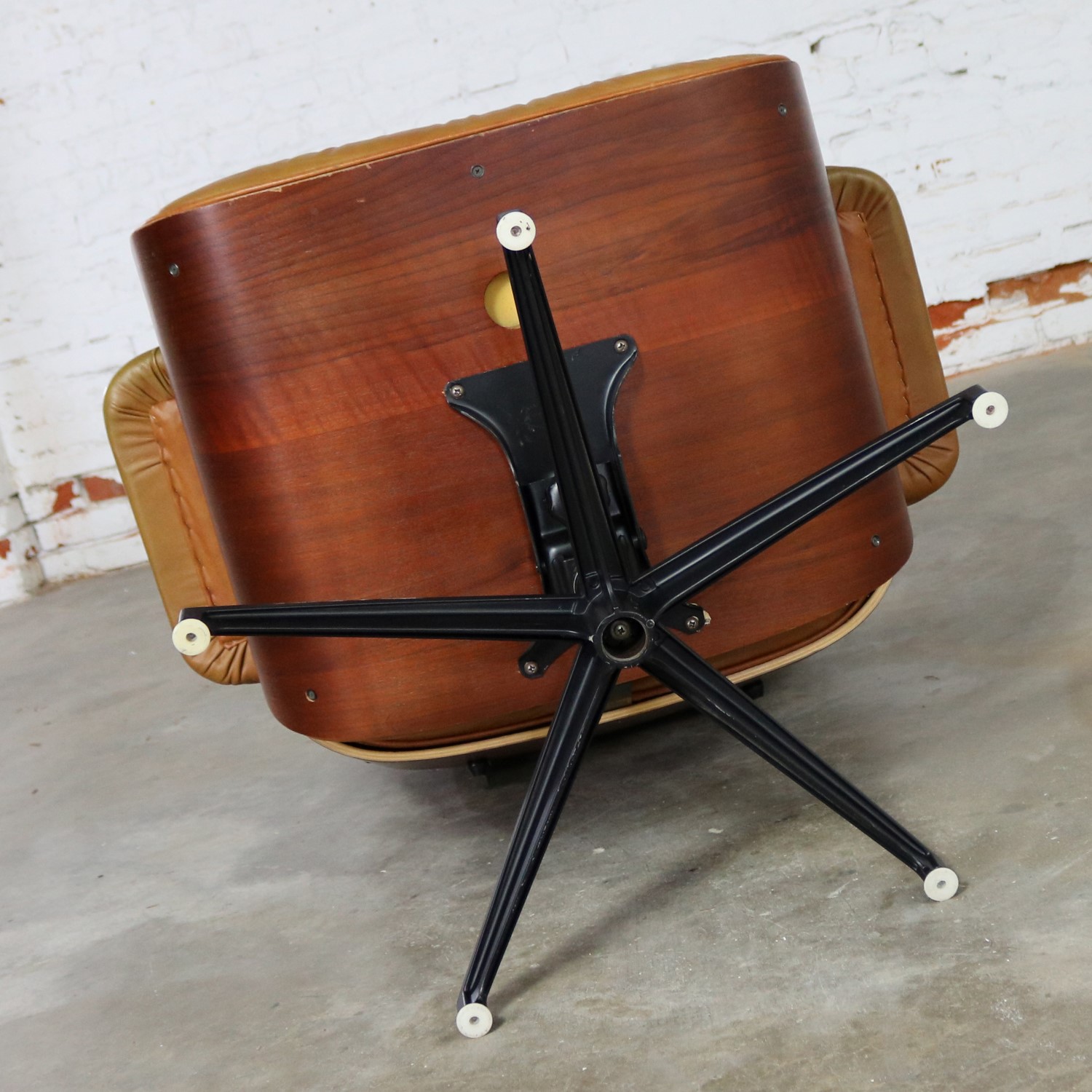 Mid Century Modern Lounge Chair Attributed to Selig Plycraft and in the Style of Eames