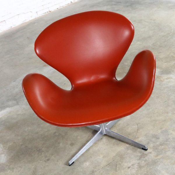 Vintage Mid-Century Modern Swan Chair by Arne Jacobsen for Fritz Hansen