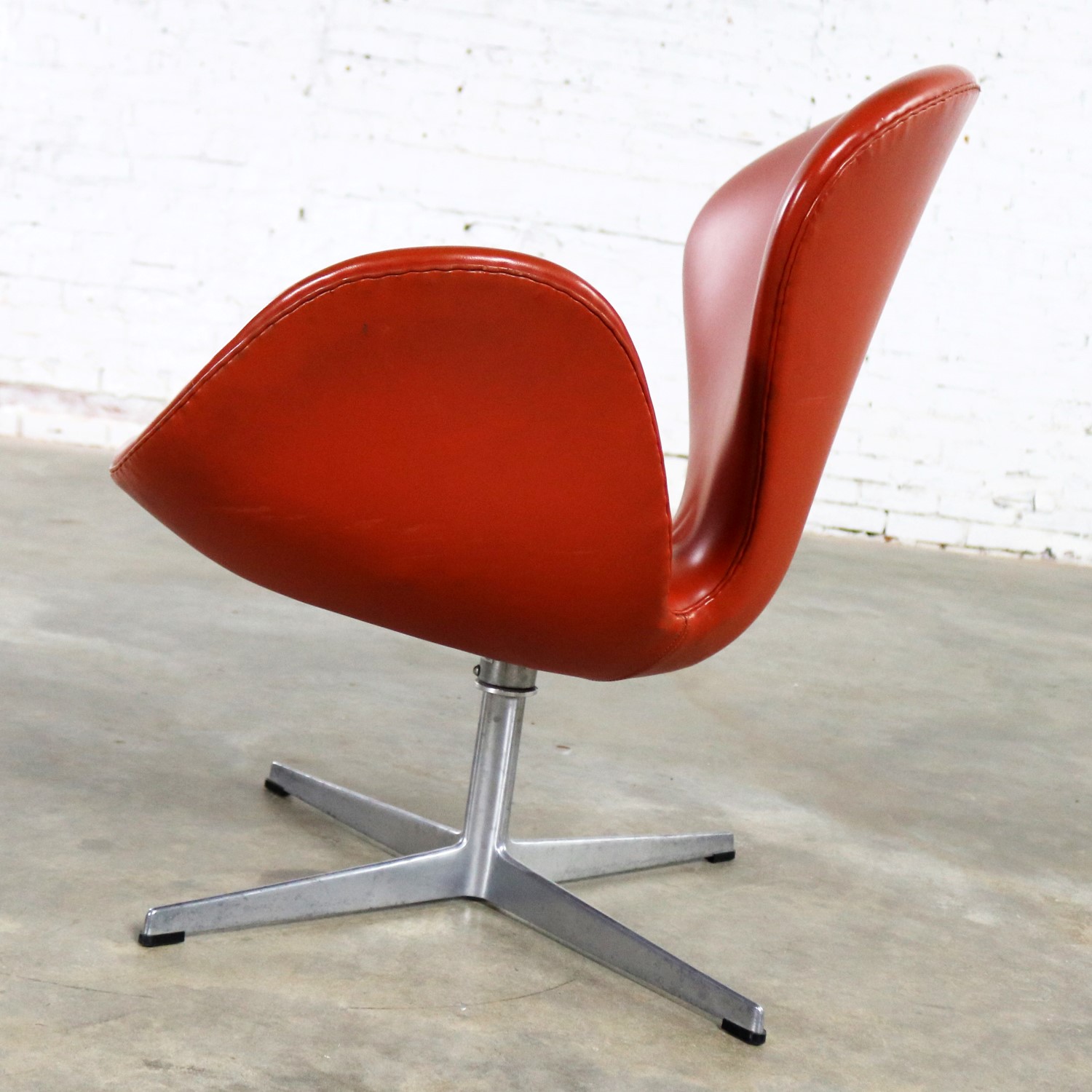 Vintage Mid-Century Modern Swan Chair by Arne Jacobsen for Fritz Hansen
