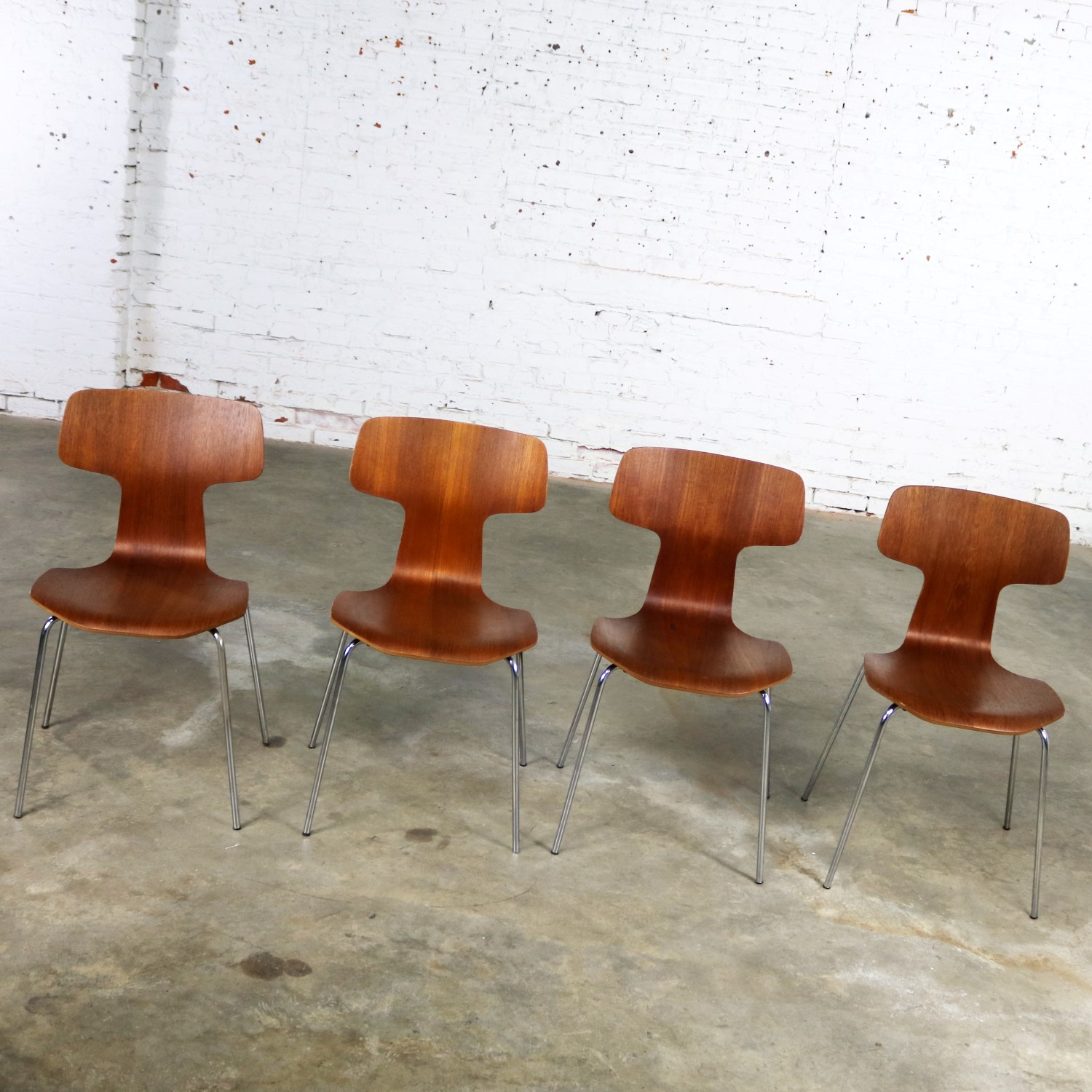 Arne Jacobsen for Fritz Hansen Model 3103 Hammer T Chairs Se