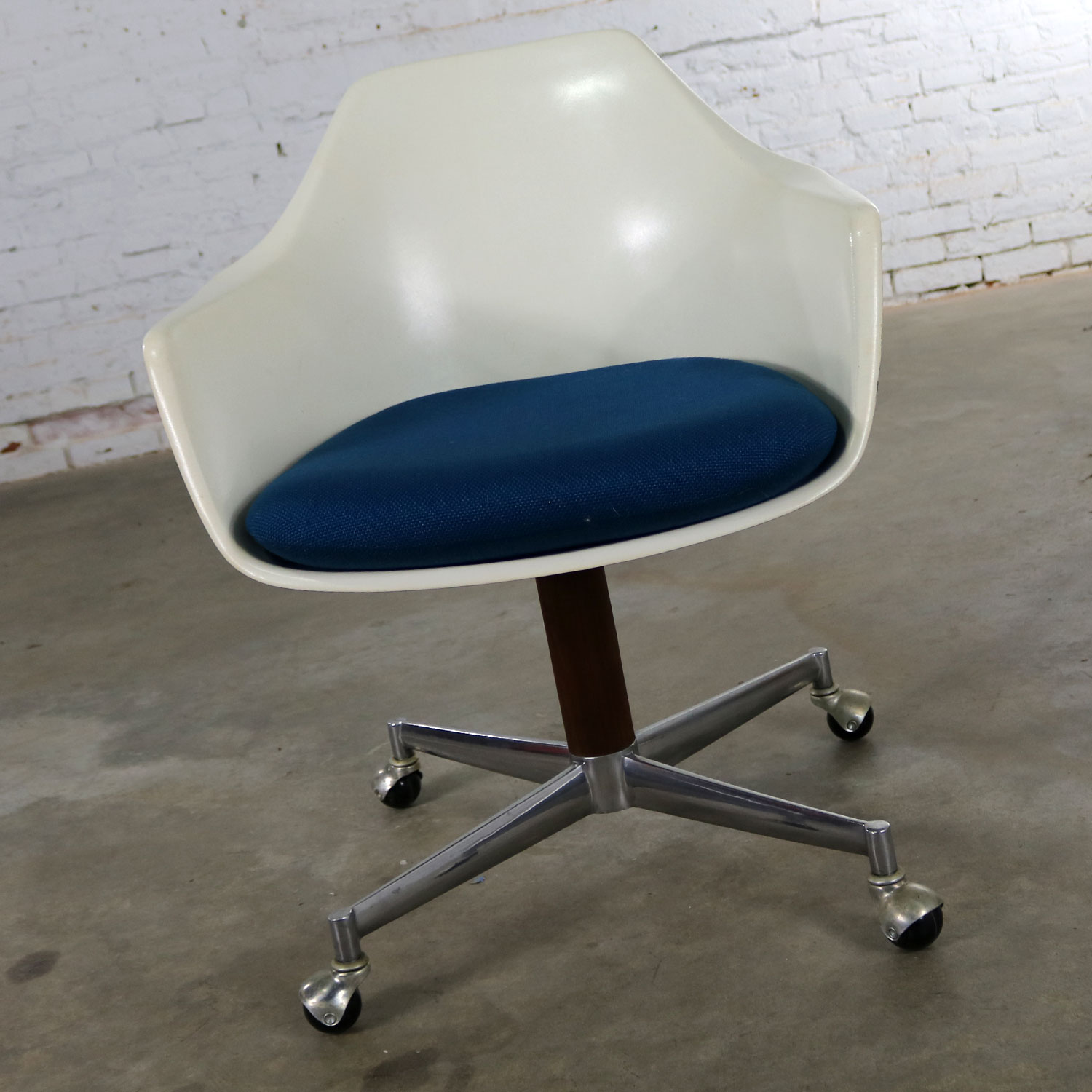 Mid Century Modern Burke Inc. Fiberglass Shell Office Desk Arm Chair Rolling Swivel Tilt
