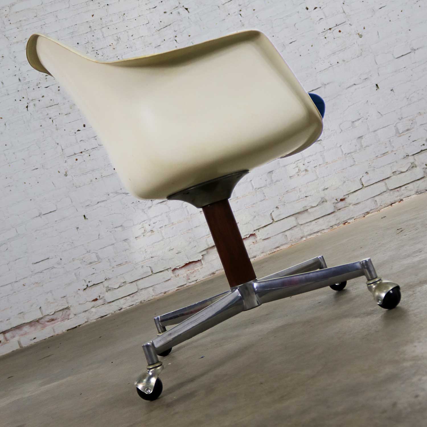 Mid Century Modern Burke Inc. Fiberglass Shell Office Desk Arm Chair Rolling Swivel Tilt