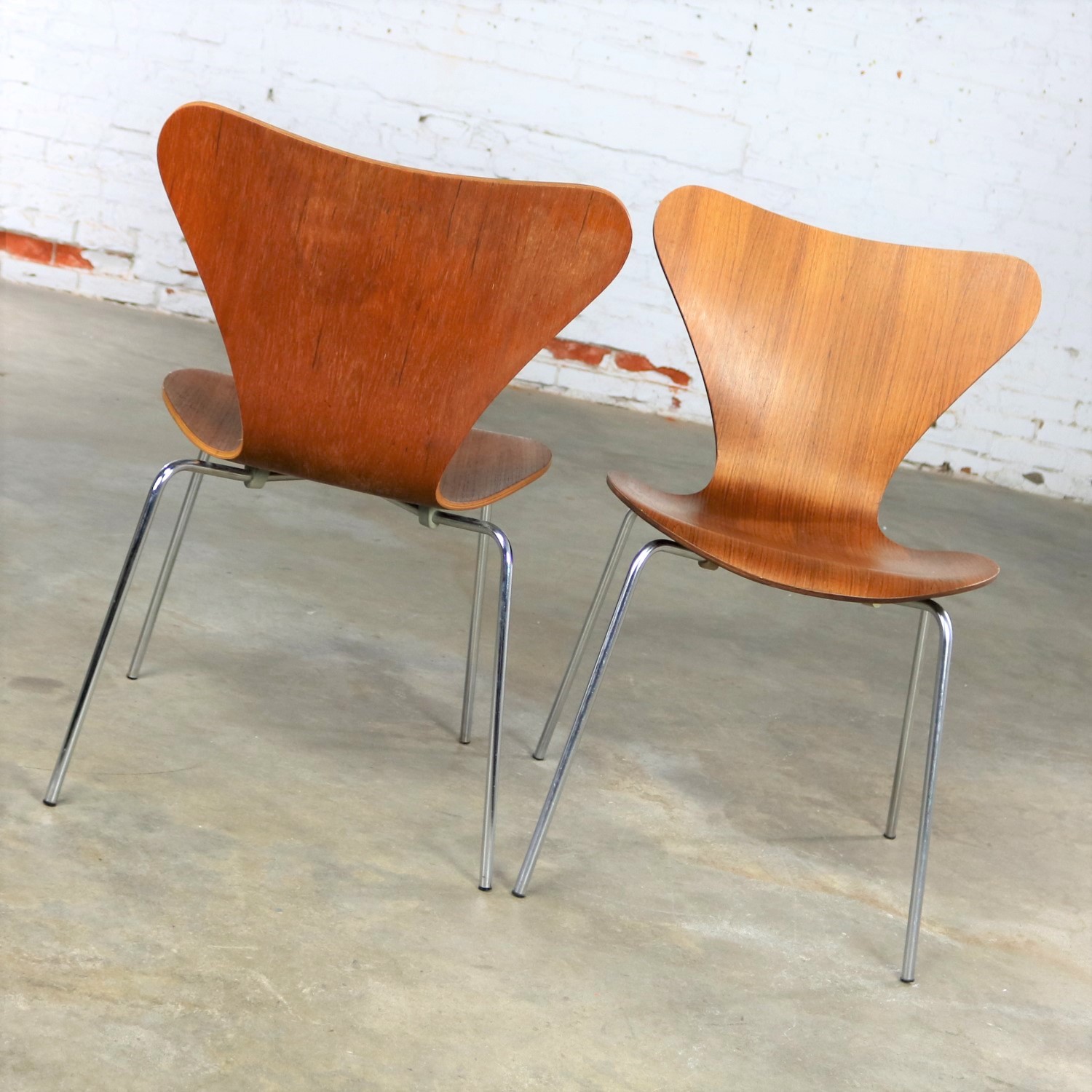 Series 7 Chairs by Arne Jacobsen for Fritz Hansen Vintage MCM Molded Teak a Pair