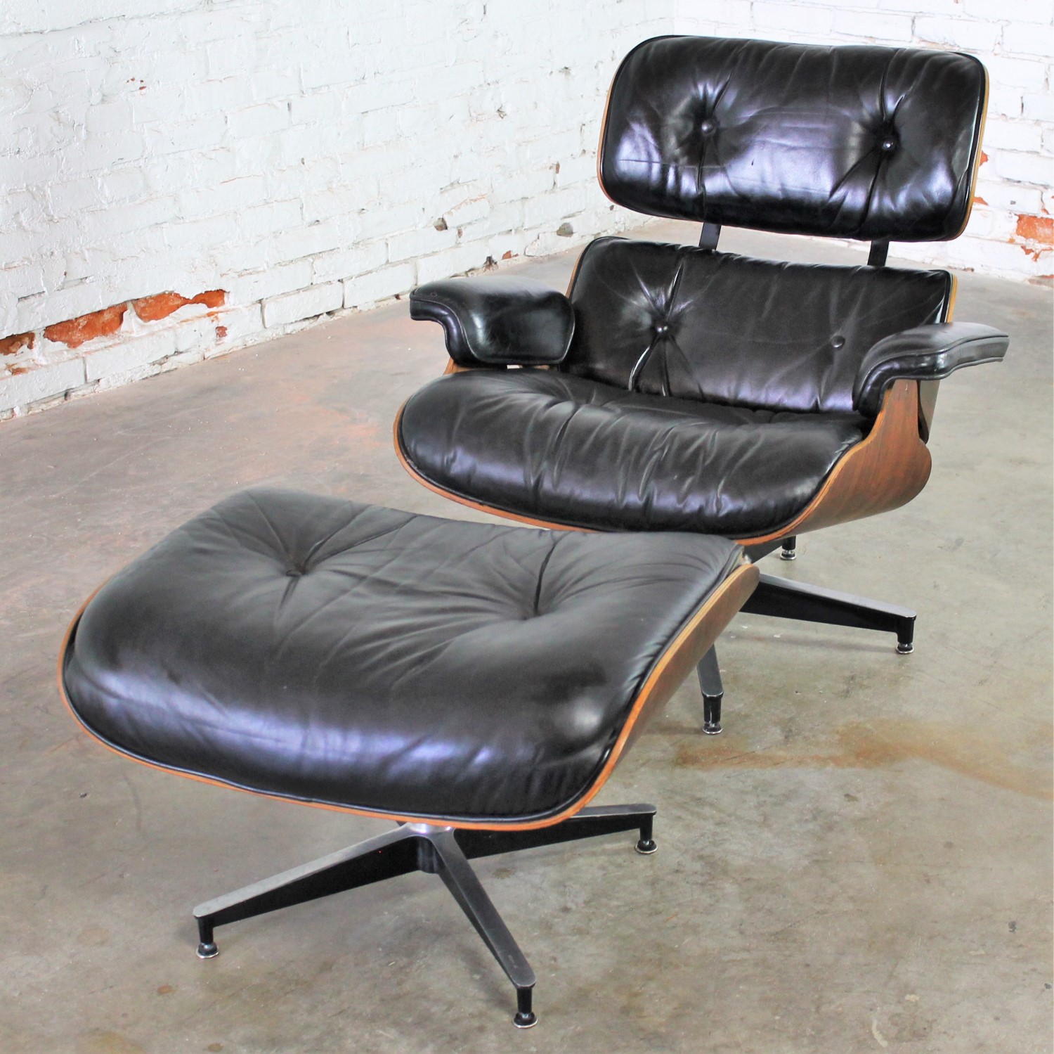 Vintage Eames Lounge Chair & Ottoman in Black Leather & Rosewood by Herman Miller 670/671