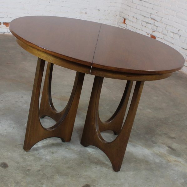 Mid-Century Modern Broyhill Brasilia 6140-45 Round Pedestal Base Dining Table