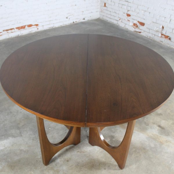 Mid-Century Modern Broyhill Brasilia 6140-45 Round Pedestal Base Dining Table