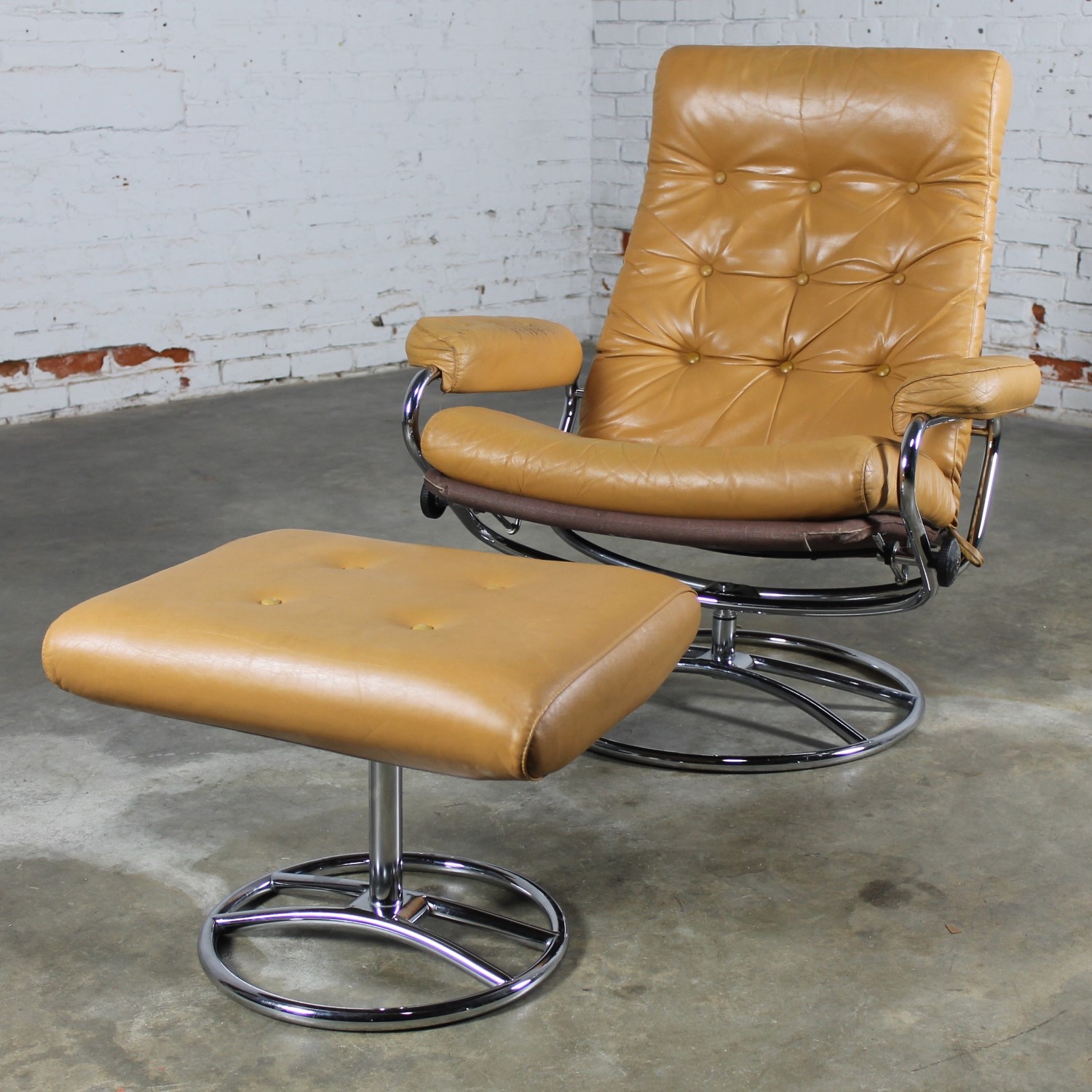 Vintage Scandinavian Modern Ekornes Style Stressless Reclining Lounge Chair & Ottoman