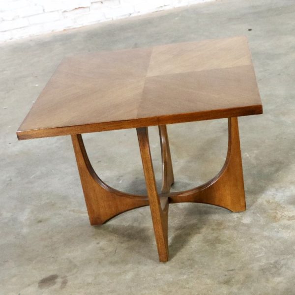 Walnut Mid Century Modern Square Side Table Lamp Table 6150-05 by Broyhill Brasilia