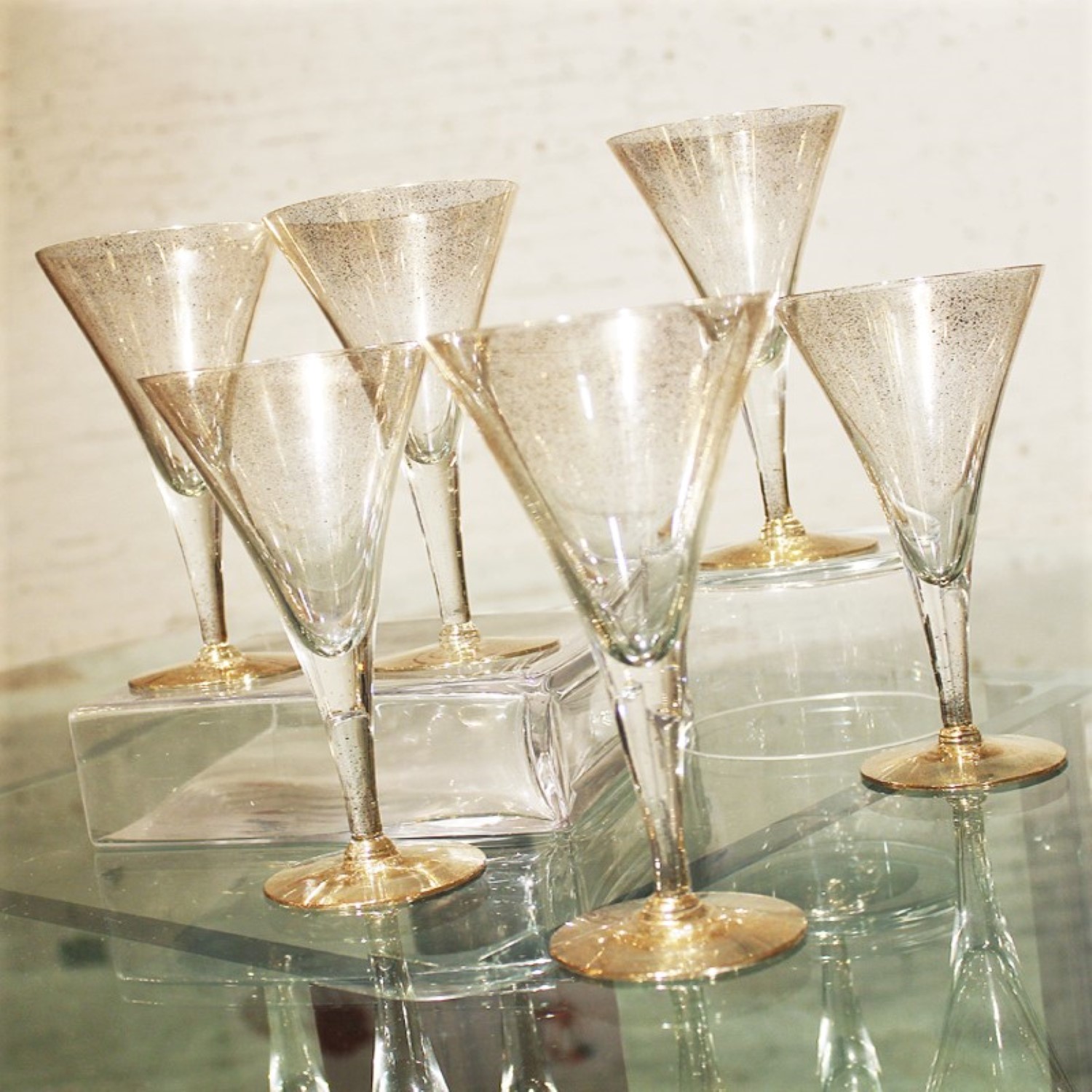 Dorothy C. Thorpe Gold Fleck Large Champagne Flutes or Wine Glasses Set of 6 Mid Century Modern
