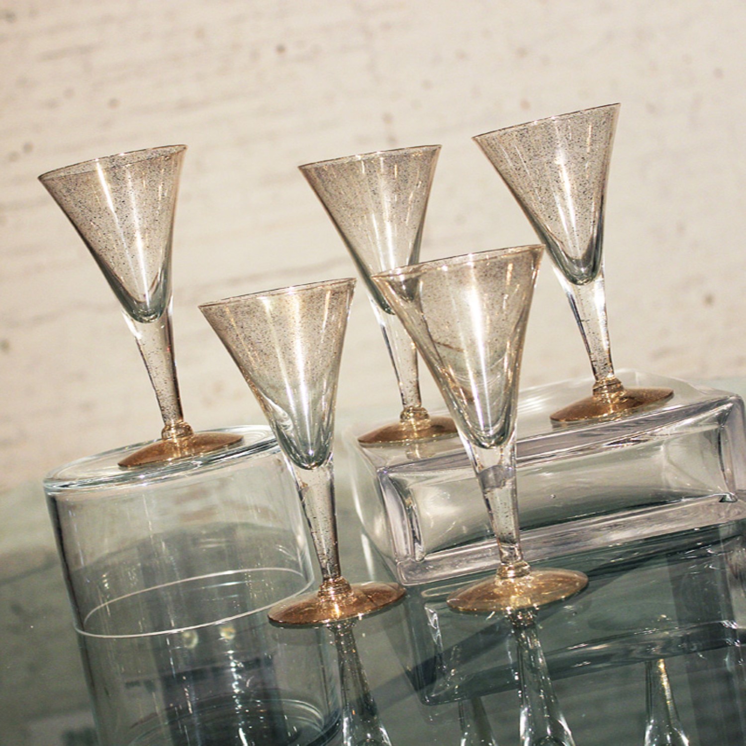 Dorothy C. Thorpe Gold Fleck Small Champagne Flutes or Wine Glasses Set of 5 Mid Century Modern