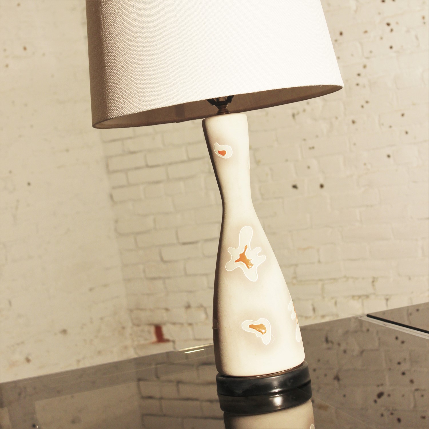 Biomorphic Design Ceramic Hourglass Table Lamp