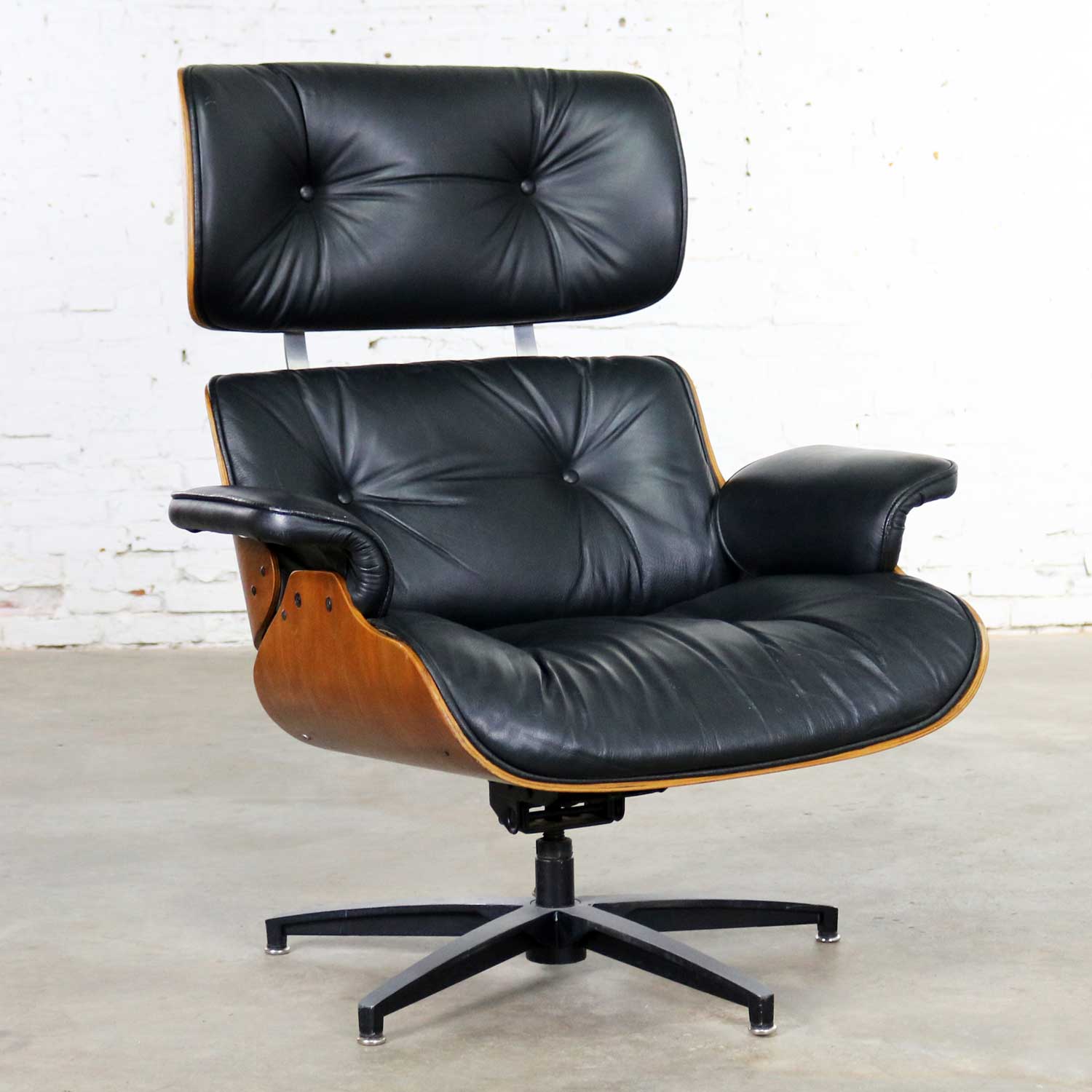 Hverdage hjemmehørende genetisk Mid Century Modern Selig Black Vinyl and Walnut Lounge Chair Style Eames  Herman Miller – warehouse 414