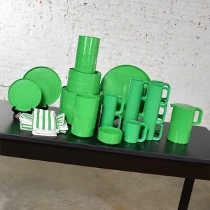 Heller Dinnerware by Lella and Massimo Vignelli in Kelly Green 58 Pieces Plus Napkins