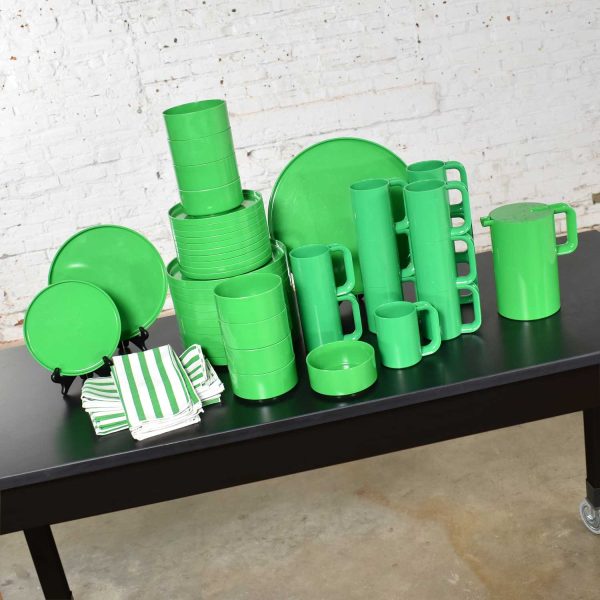 Heller Dinnerware by Lella and Massimo Vignelli in Kelly Green 58 Pieces Plus Napkins