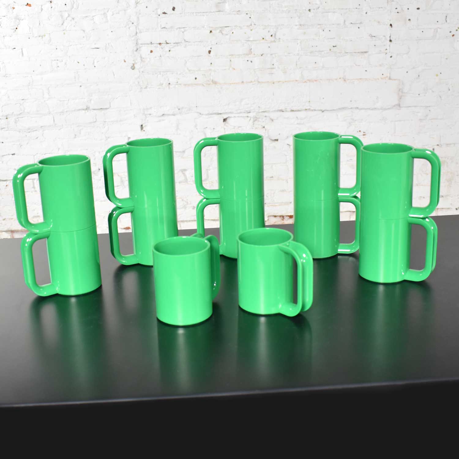 Heller Dinnerware by Lella and Massimo Vignelli in Kelly Green 58 Pieces Plus Napkins