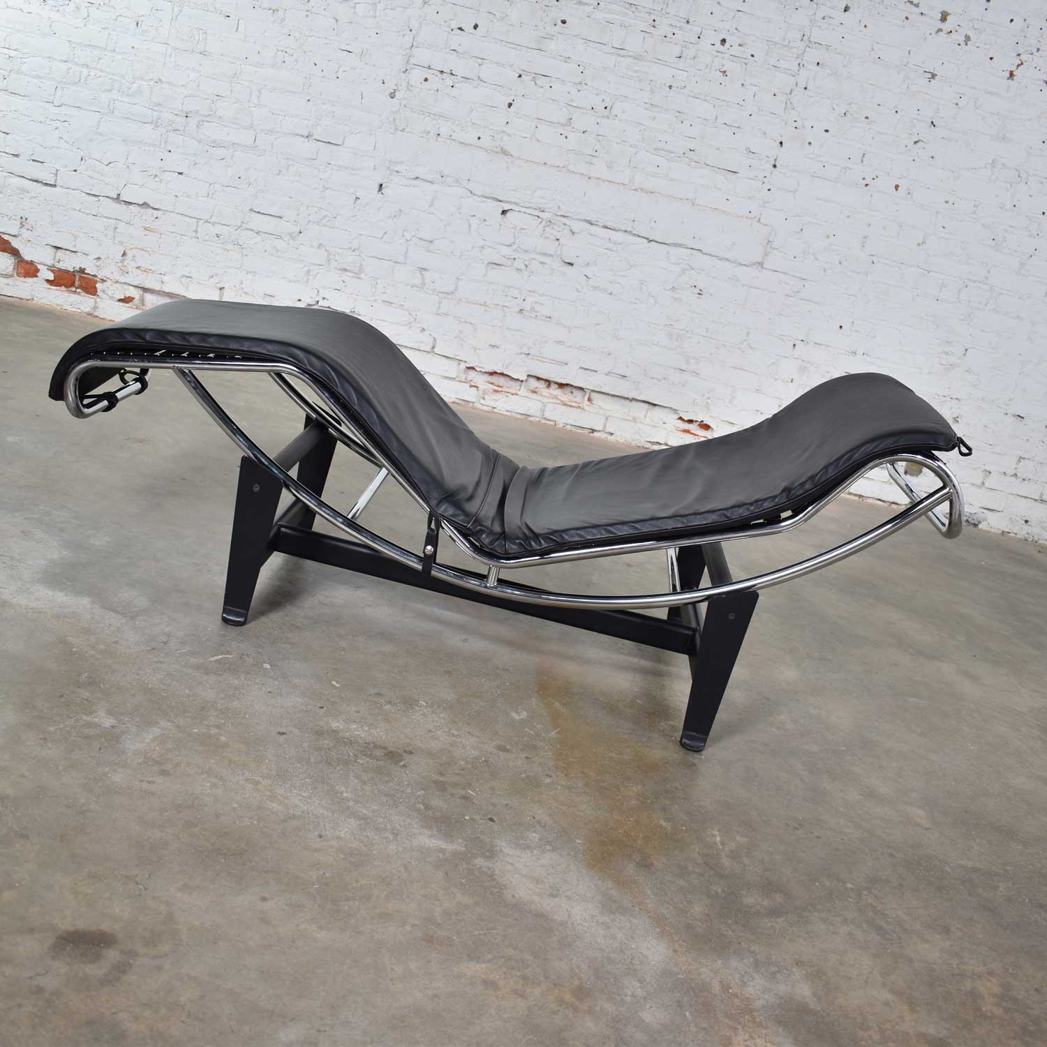 Le Corbusier LC4 Style Chaise Lounge with Black Leather Cushion by Unknown Maker