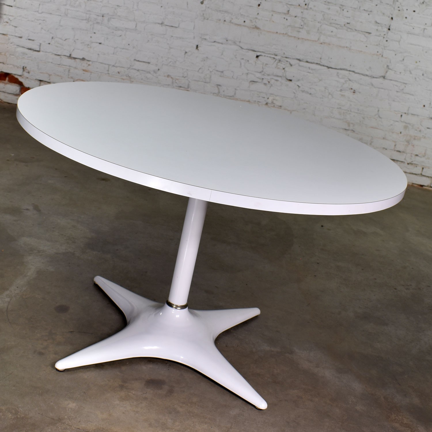 MCM Brody Chicago Round Pedestal Dining Table Enameled Star Base & Laminate Top White