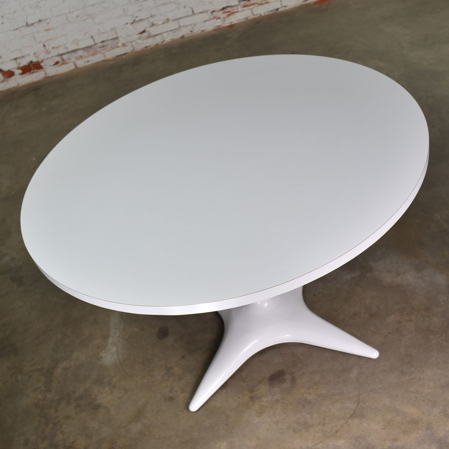 MCM Brody Chicago Round Pedestal Dining Table Enameled Star Base & Laminate Top White