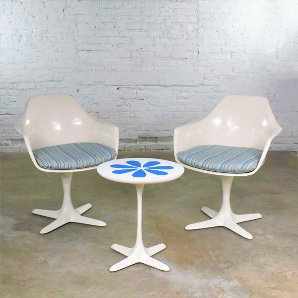 Set Burke Tulip Style Swivel Chairs & Side Table w/ Mod Flower Petal Design Blue & White