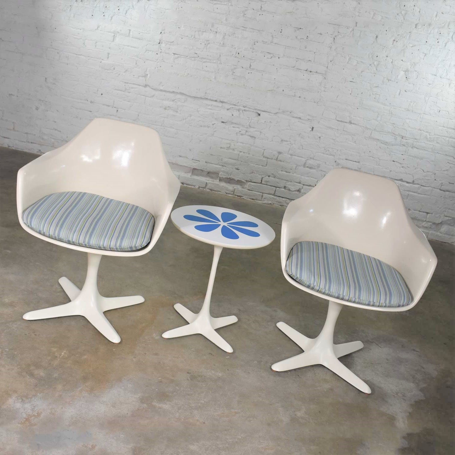 Set Burke Tulip Style Swivel Chairs & Side Table w/ Mod Flower Petal Design Blue & White