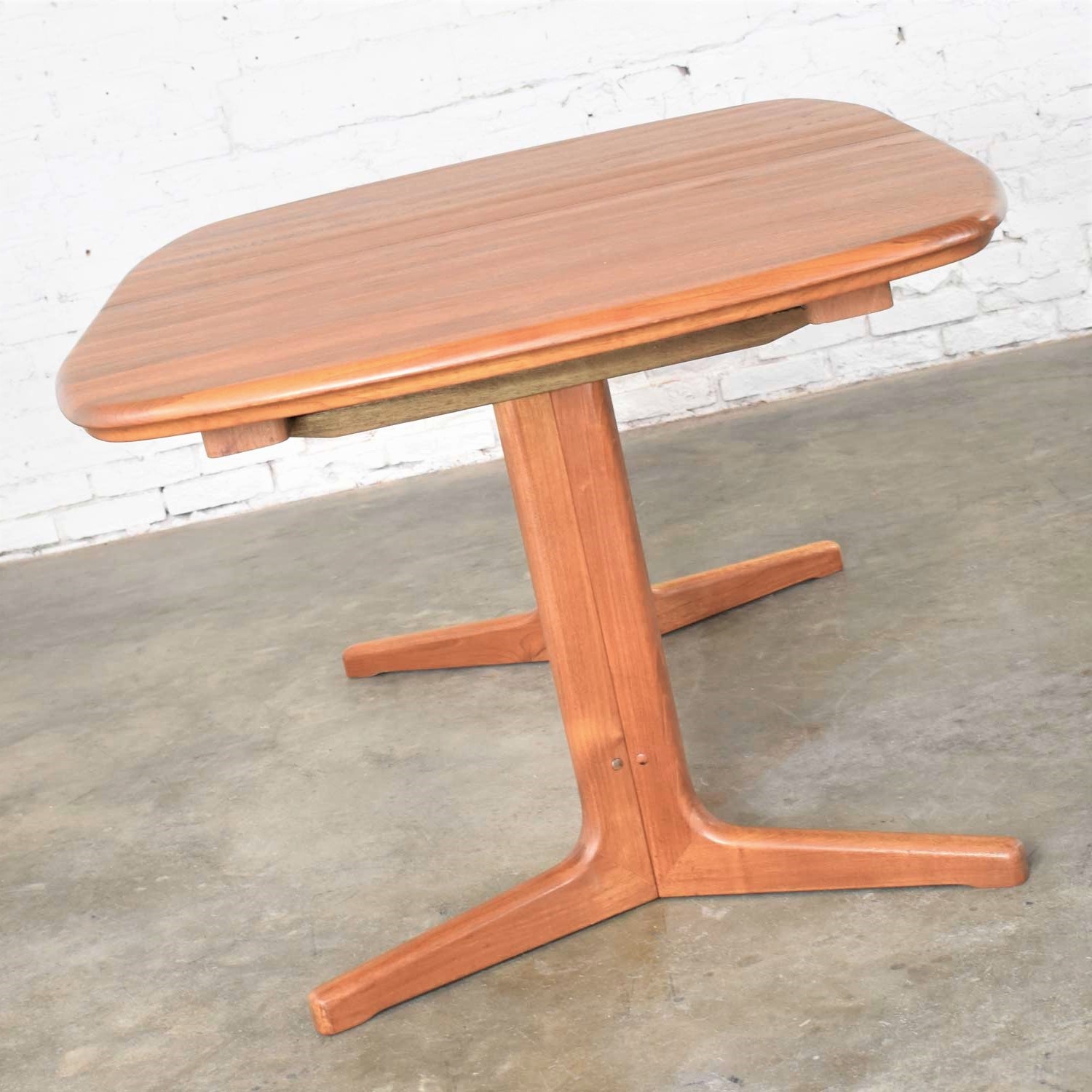 Vintage Scandinavian Modern Teak Oval Expanding Dining Table Attributed to Dyrlund 2 Leaves