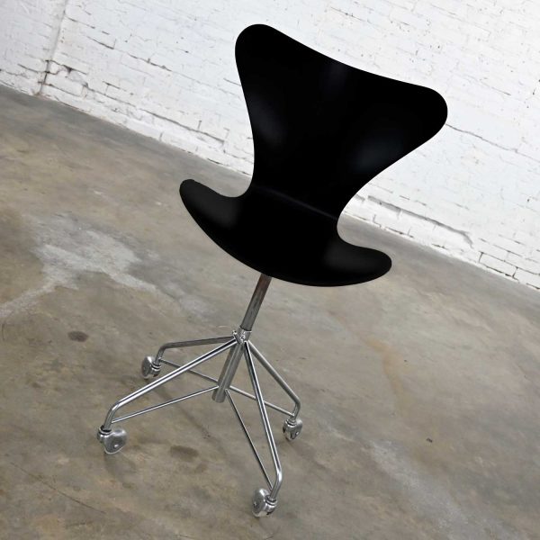 Scandinavian Modern Arne Jacobsen Series 7 Black & Chrome Office Chair by Fritz Hansen