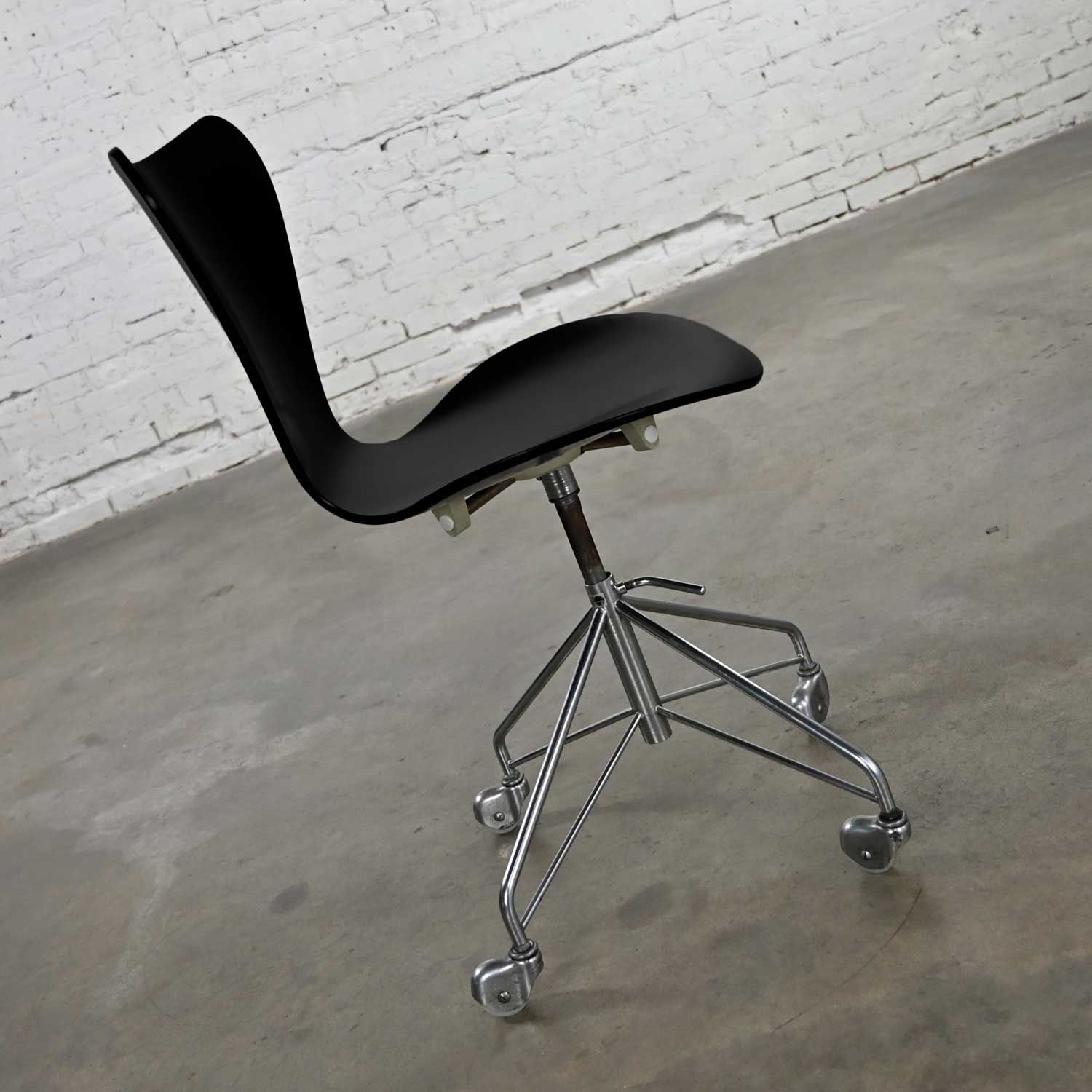 Scandinavian Modern Arne Jacobsen Series 7 Black & Chrome Office Chair by Fritz Hansen