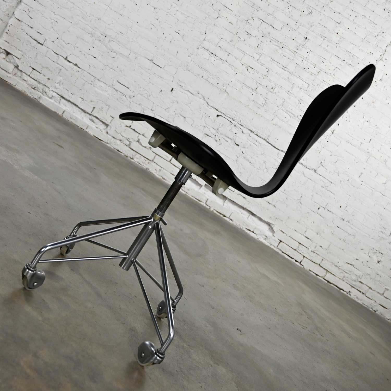 Scandinavian Modern Arne Jacobsen Series 7 Black & Chrome Office Chair by Fritz Hansen