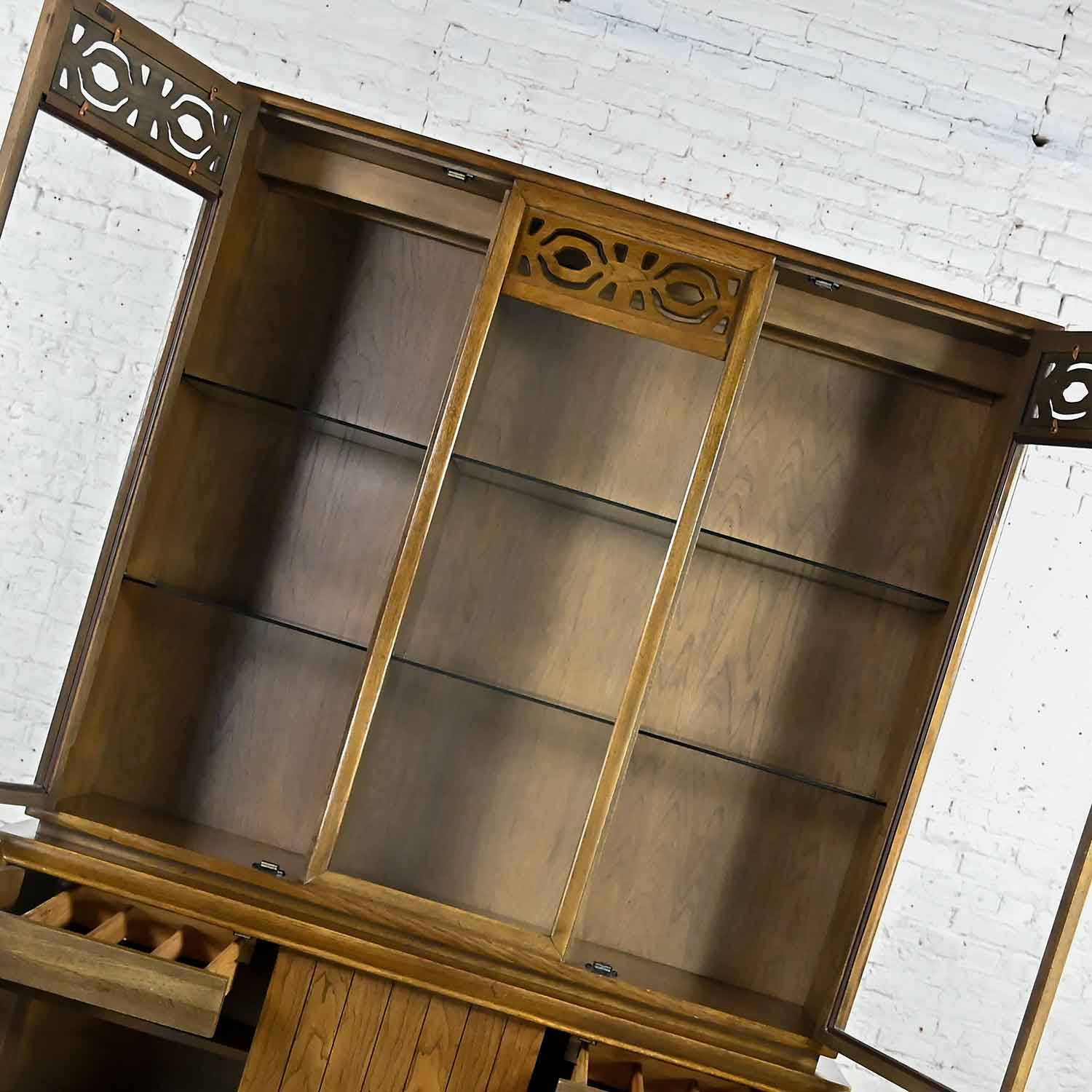 Mid-Century Modern 1 Piece Kroehler China Cabinet Hutch Glass Shelves Carved Handles & Design