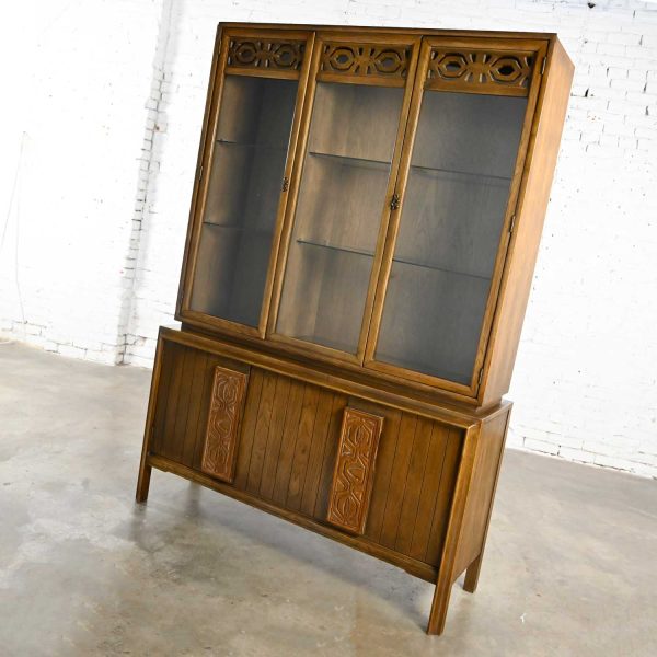 Mid-Century Modern 1 Piece Kroehler China Cabinet Hutch Glass Shelves Carved Handles & Design