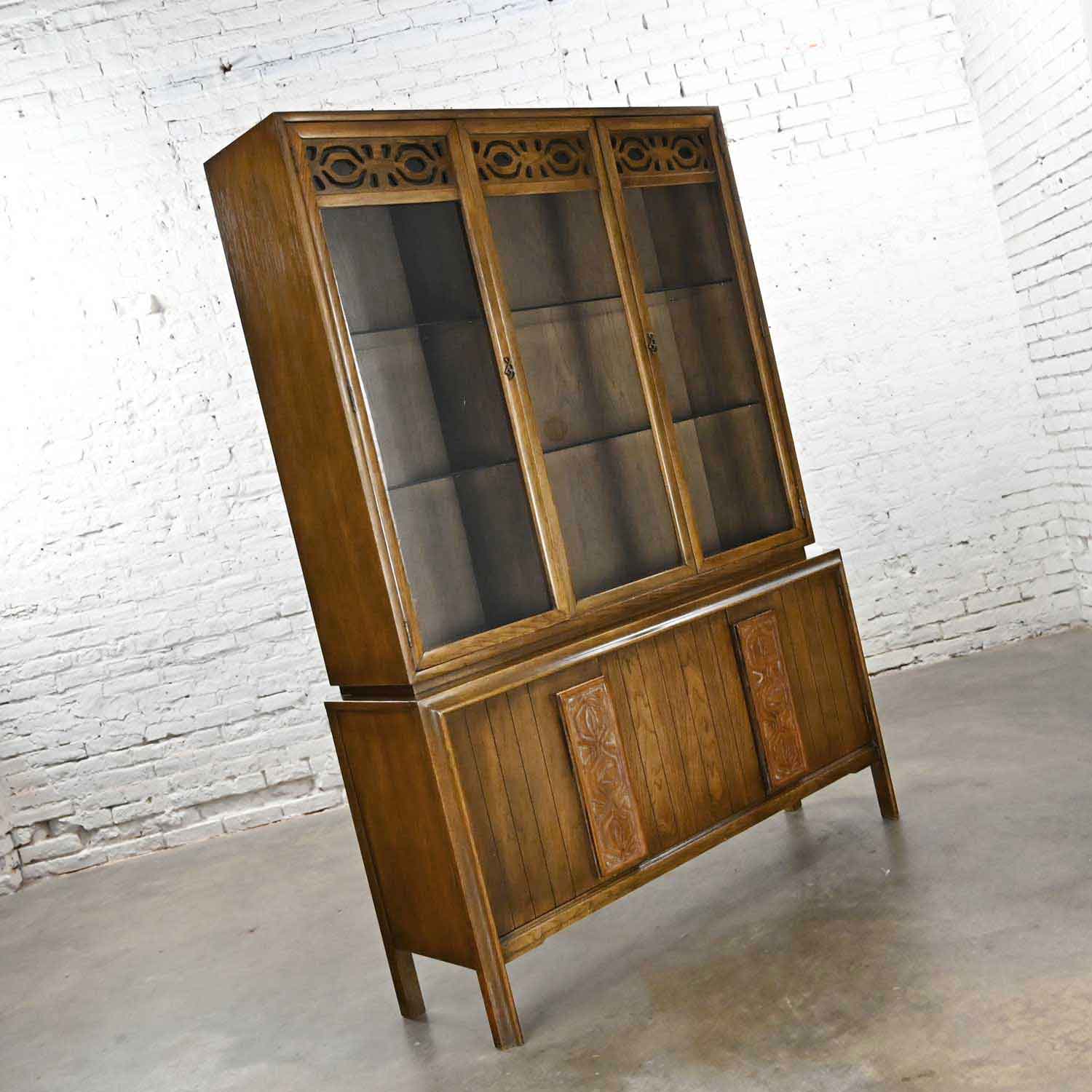 Mid-Century Modern 1 Piece Kroehler China Cabinet Hutch Glass Shelves Carved Handles & Design