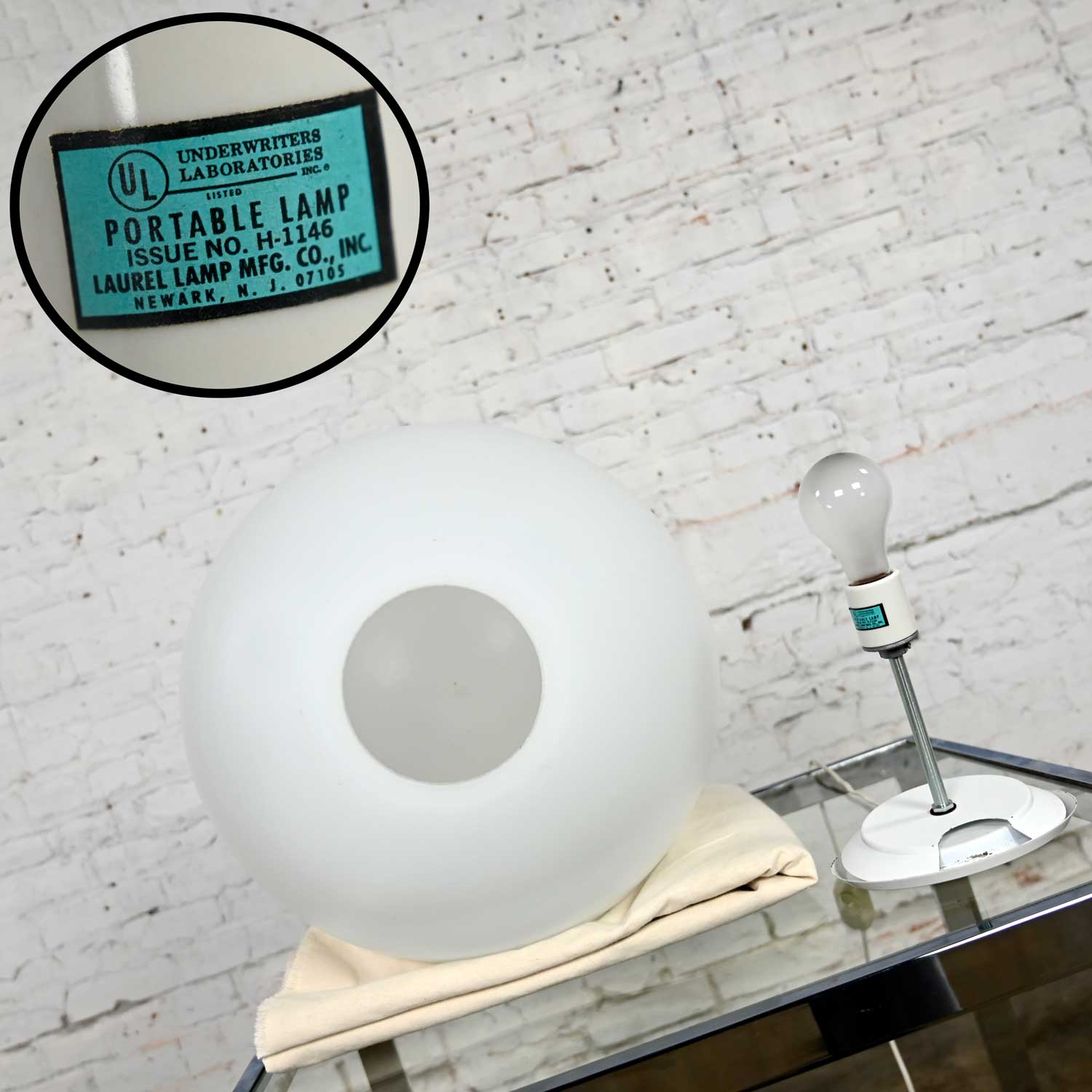 Vintage Modern Laurel Lamp Company Sculpted Egg Lamp Model V1318 with Italian Frosted Glass Globe