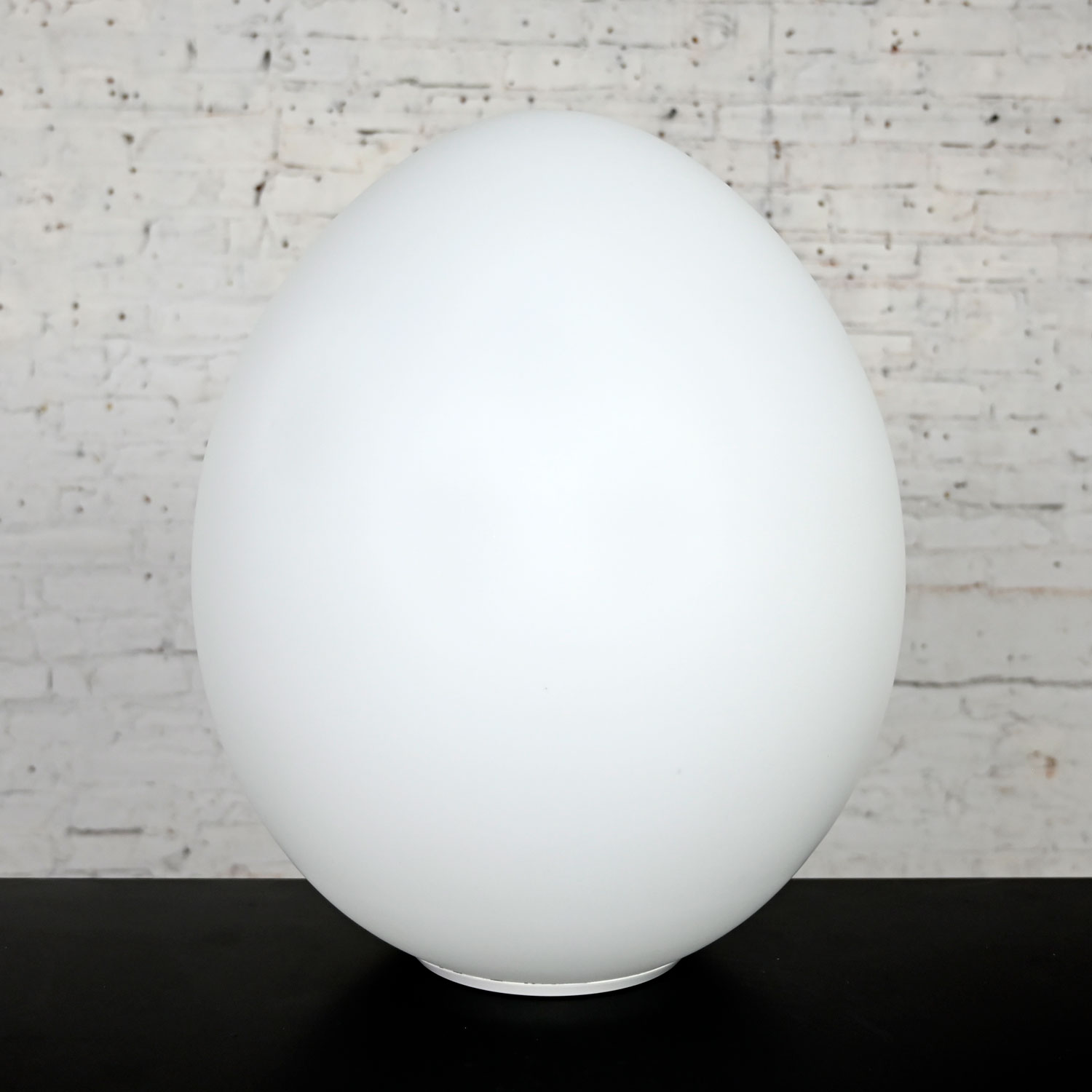 Vintage Modern Laurel Lamp Company Sculpted Egg Lamp Model V1318 with Italian Frosted Glass Globe