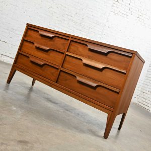 Vintage Mid Century Modern Johnson Carper Fashion Trend 6 Drawer Walnut Dresser