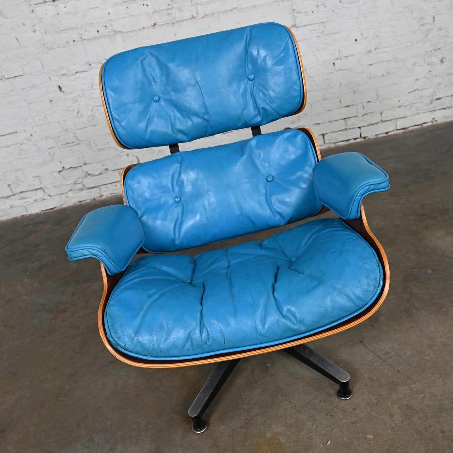 Vintage Eames 670 Lounge Chair & 671 Ottoman in Blue Leather & Walnut & Rosewood for Herman Miller