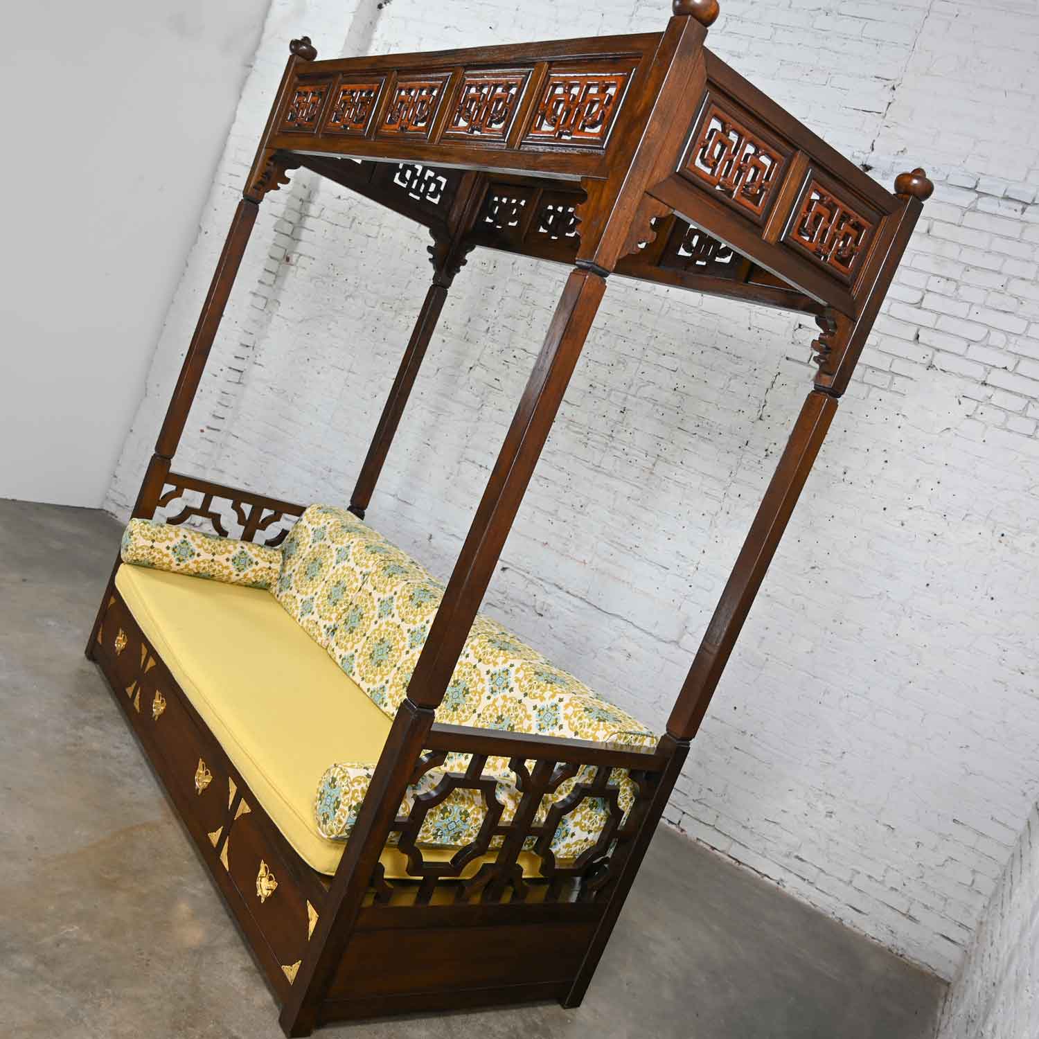 Vintage Chinoiserie Hand Carved Canopy Daybed in the Style of a Chinese Wedding Bed