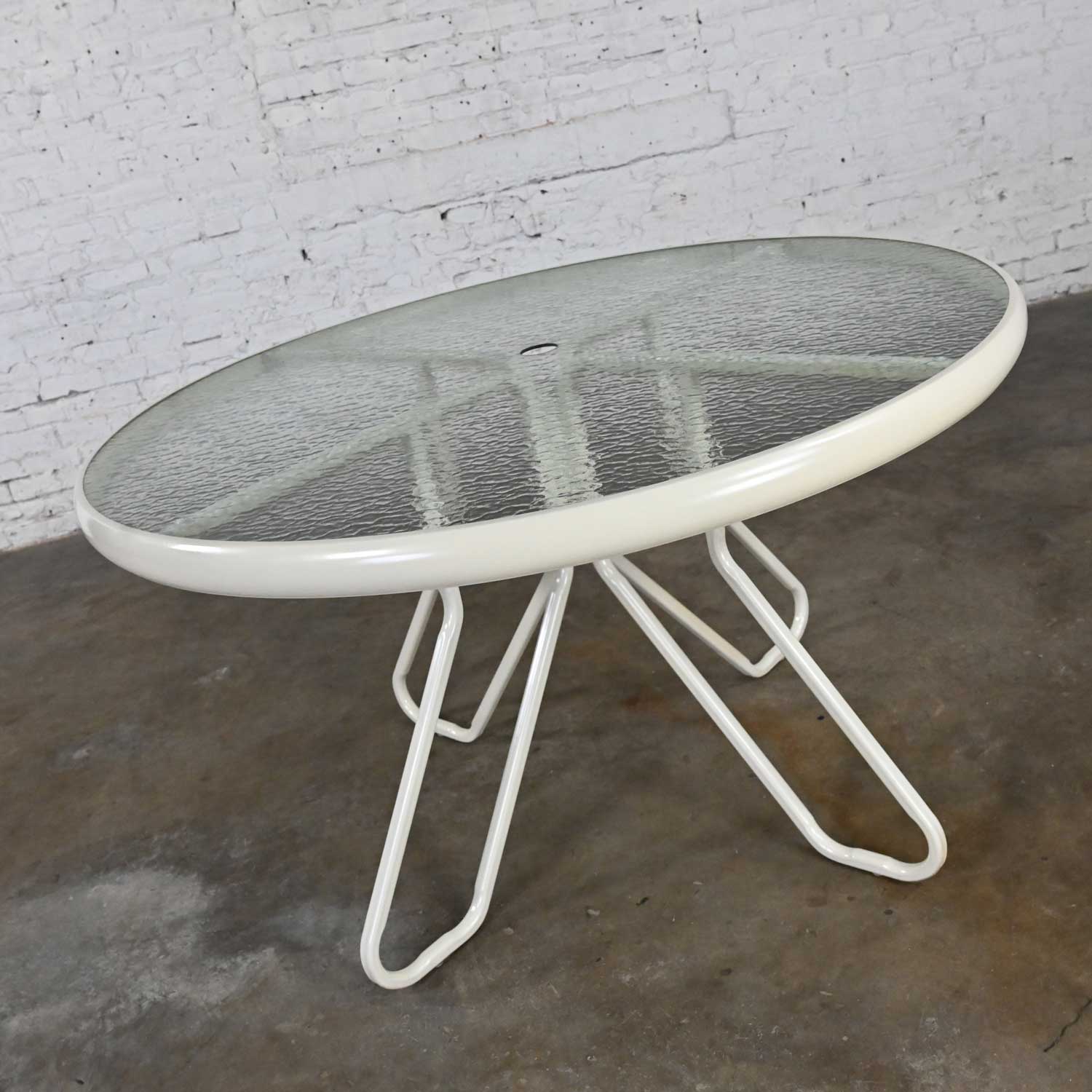 Mid-20th Century MCM Style of Tropitone Outdoor Table Paperclip Pedestal Base & Round Dimpled Glass Top