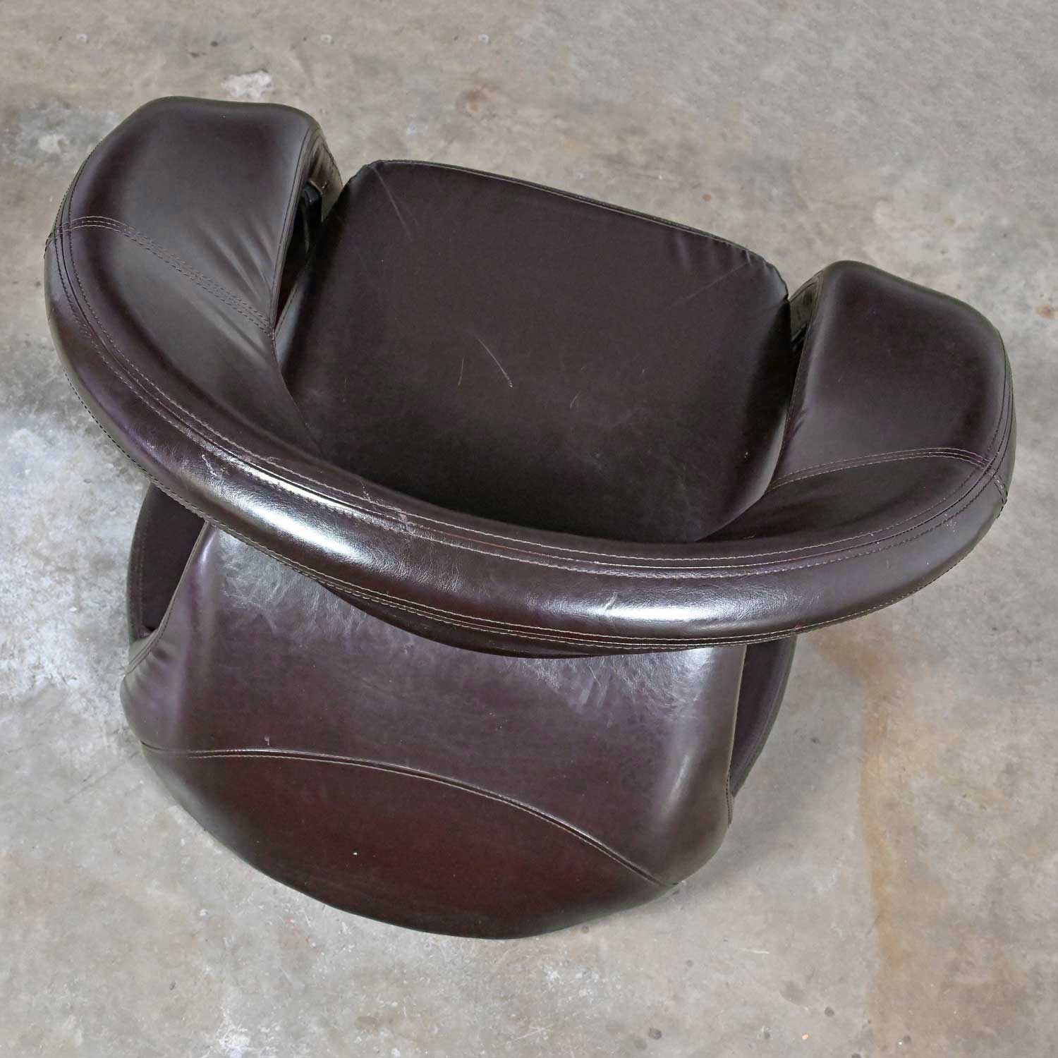 Late 20th Century Postmodern Brown Faux Leather Tongue Chair Attributed to Jaymar Cantilevered Pop Art Chair