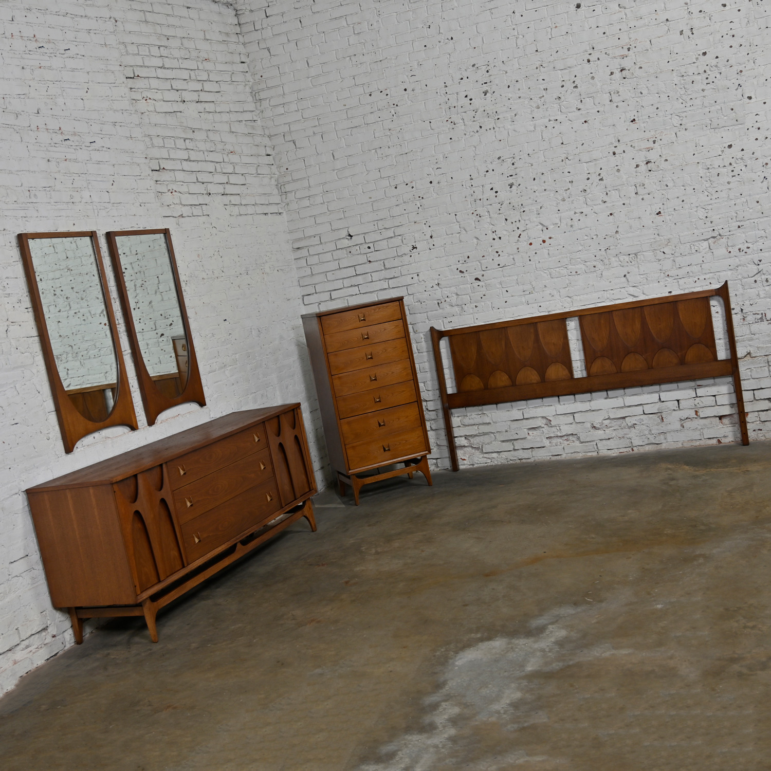 Mid-Century Modern Brutalist Brasilia Broyhill Premier Series 5 Piece Bedroom Set Walnut & Brass