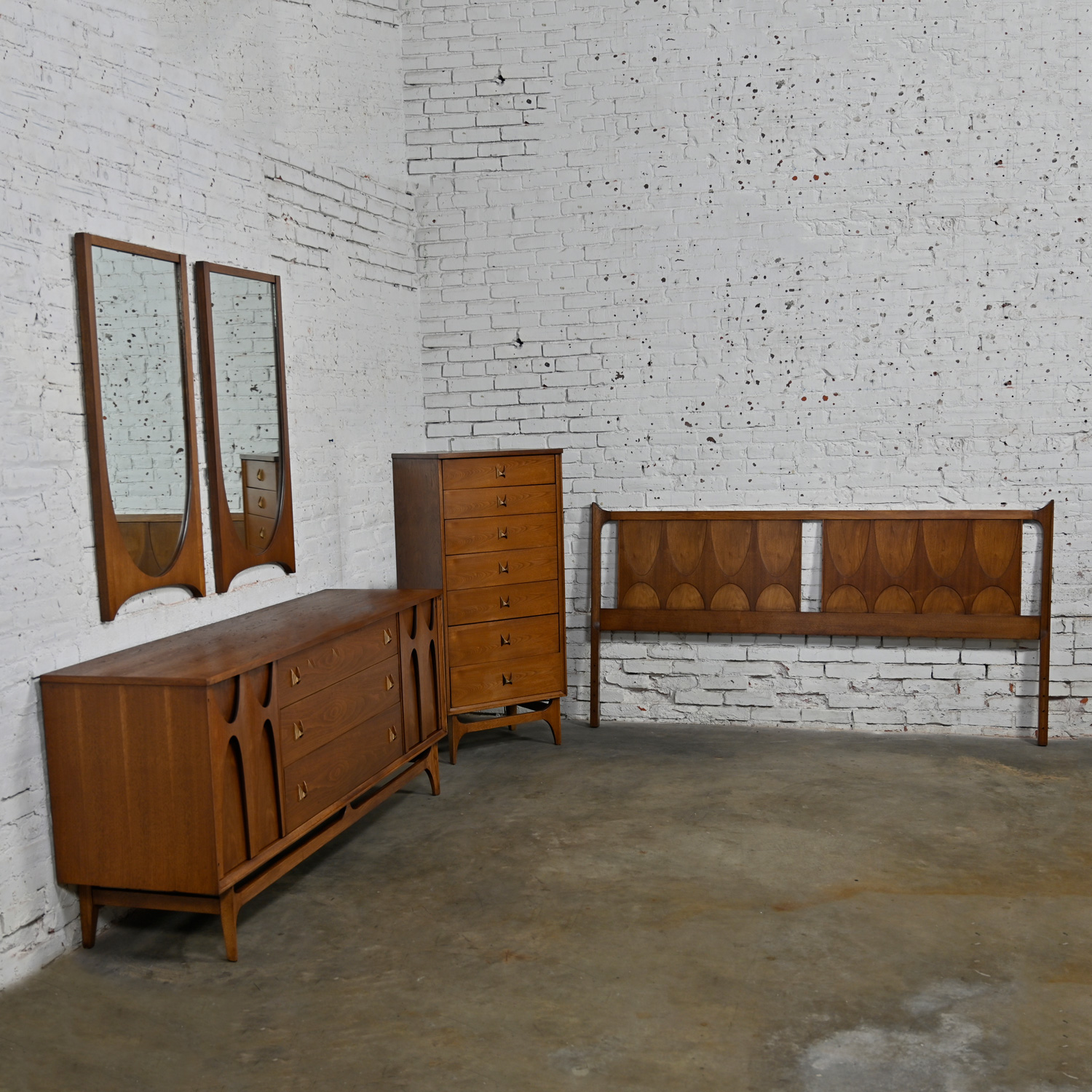 Mid-Century Modern Brutalist Brasilia Broyhill Premier Series 5 Piece Bedroom Set Walnut & Brass