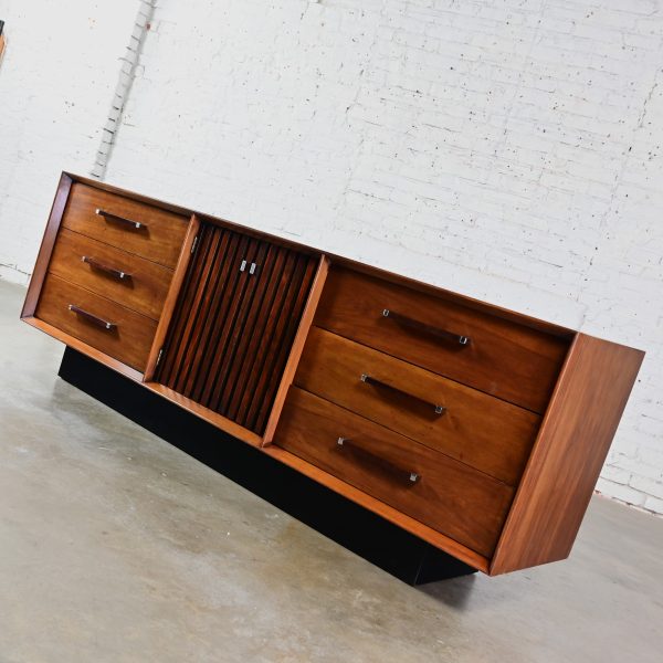 1971 Mid-Century Modern Lane Dresser Credenza or Buffet Tower Suite Collection Rosewood & Walnut