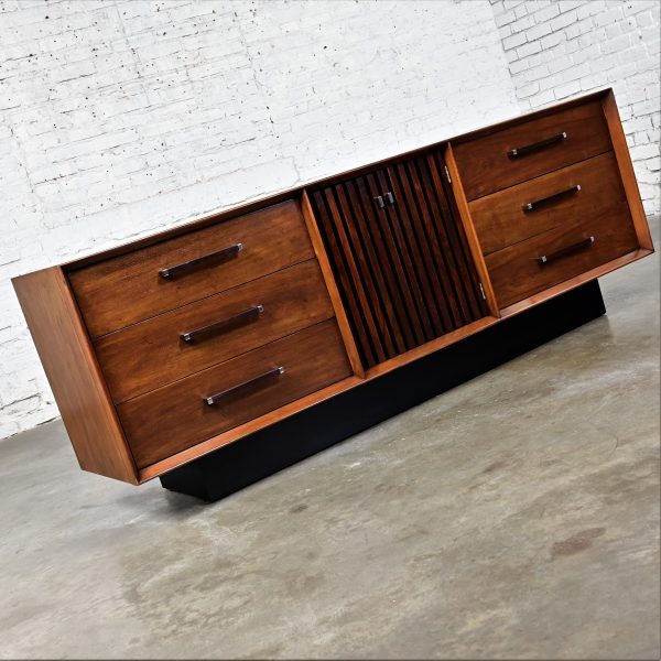 1971 Mid-Century Modern Lane Dresser Credenza or Buffet Tower Suite Collection Rosewood & Walnut