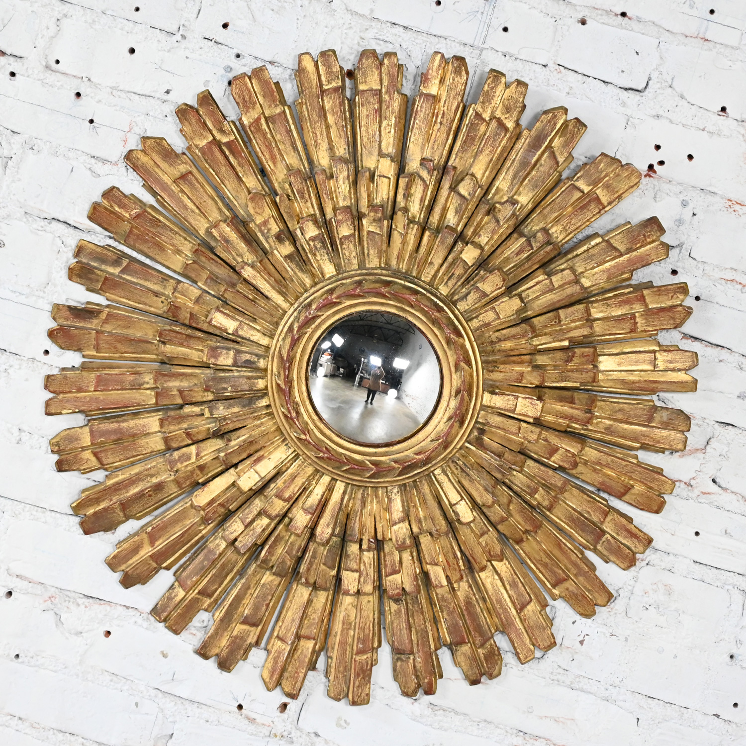 Mid-20th Century Italian Renaissance Gilded Sunburst Convex Mirror Wall Hanging Décor by Palladio