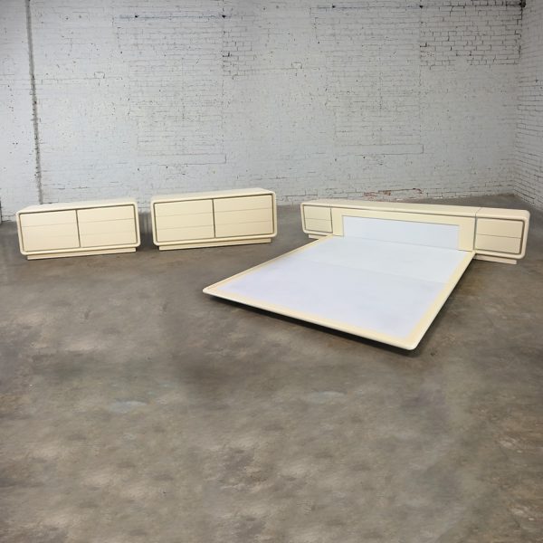 1970-1980’s Modern to Postmodern Glenn of California BR Set Platform King Bed 2 Nightstands & 2 Dressers Off White Lacquer