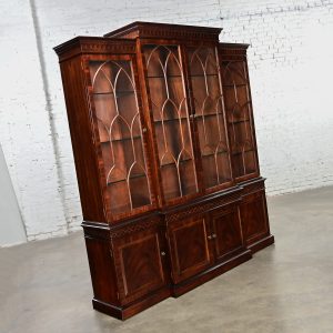Late 20th Century Chinese Chippendale Henredon Mahogany Finished Breakfront Lighted Display Cabinet