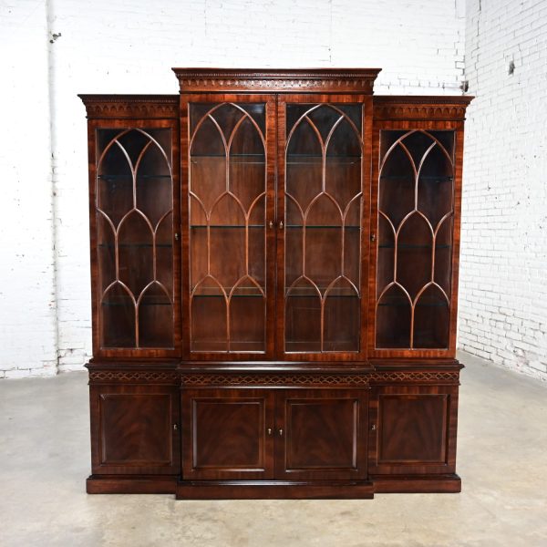 Late 20th Century Chinese Chippendale Henredon Mahogany Finished Breakfront Lighted Display Cabinet