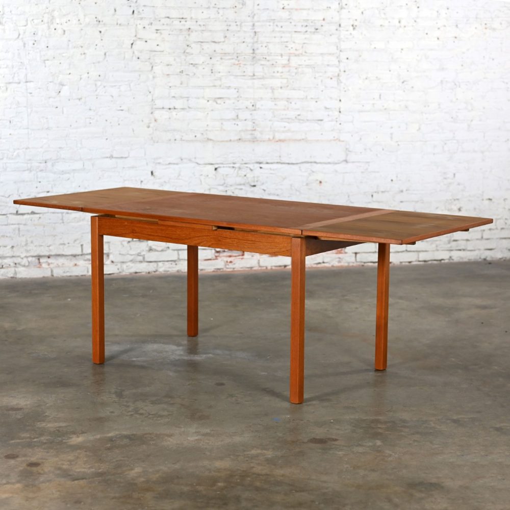 1970’s Scandinavian Modern D Scan Teak Draw Leaf Expanding Dining Table